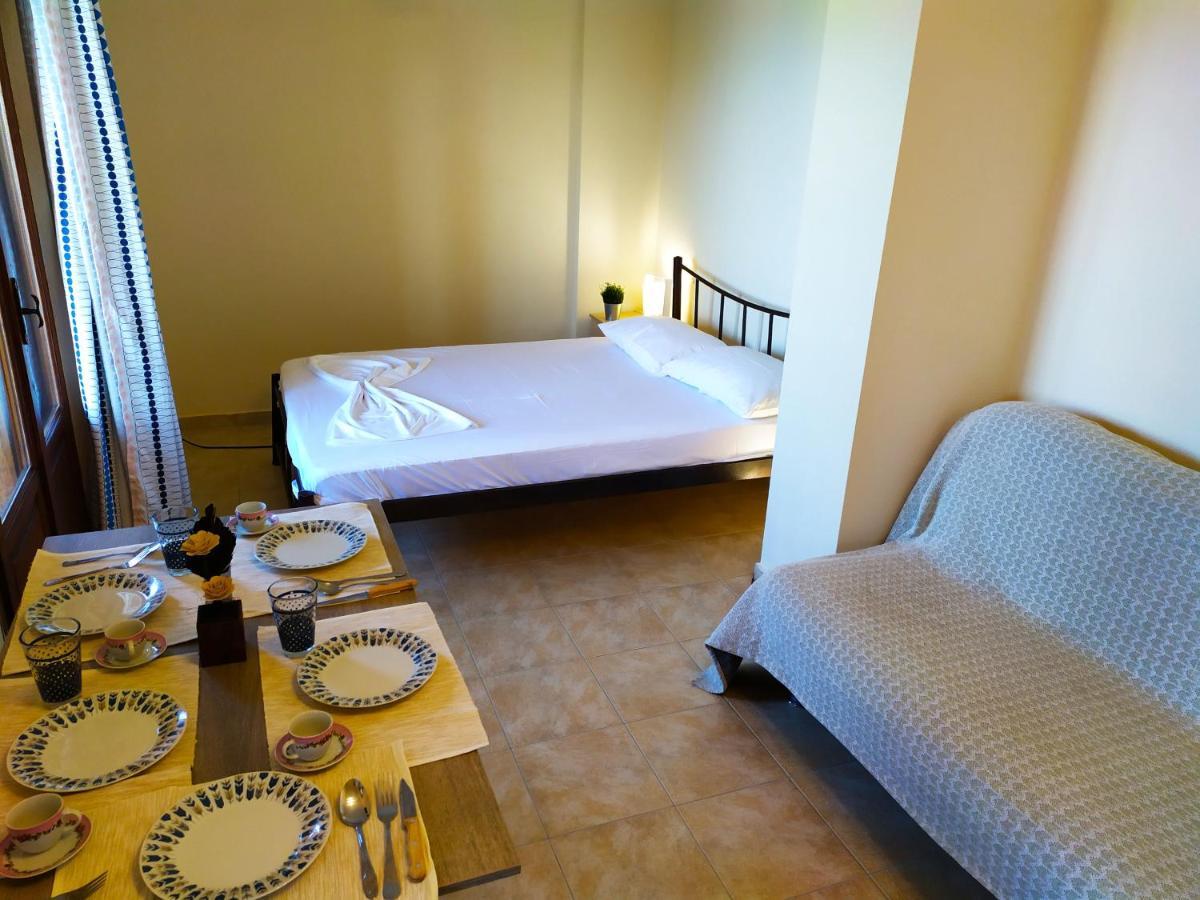 Villa Leonidas Greecefiloxenia 레포카스트론 외부 사진