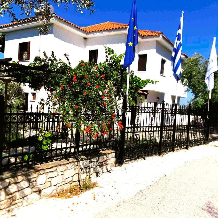 Villa Leonidas Greecefiloxenia 레포카스트론 외부 사진